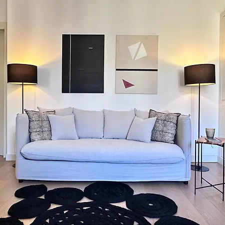 Lily Pads -elegant Apartment- In The Center Apartman