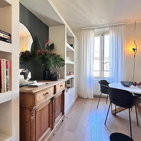 Lily Pads -elegant Apartment- In The Center Milánó