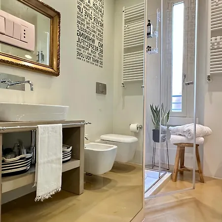 Lily Pads -elegant Apartment- In The Center Apartman